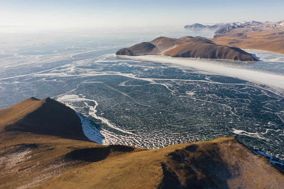 Живописная бухта Байкала с бирюзовой водой и каменистым берегом